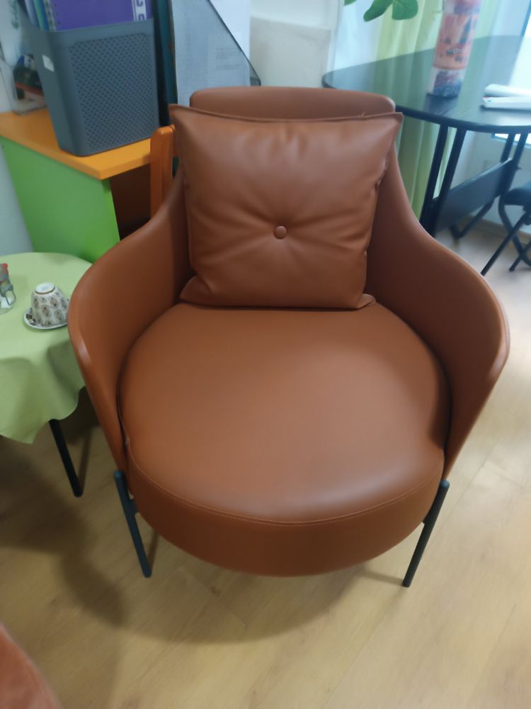 Продавам светло кафяво кожено кресло