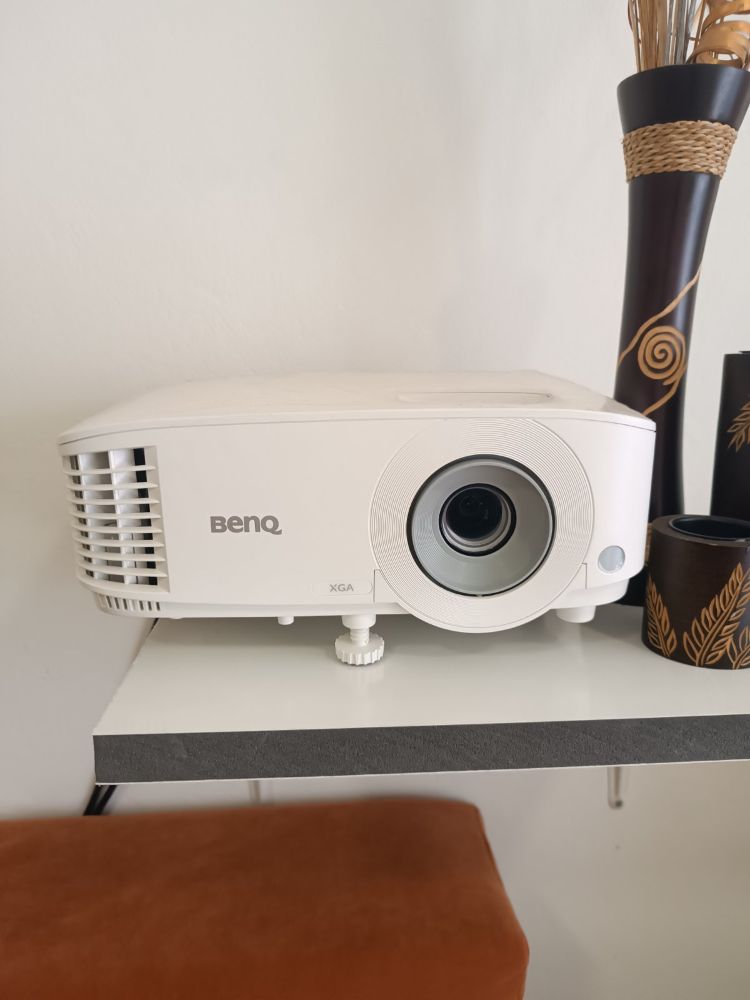 Мултимедиен проектор BenQ (XGA) – перфектно състояние, пълна окомплектовка и проектни документи и Професионална интерактивна дъска Privileg – перфектно състояние, пълна окомплектовка и проектни докуме